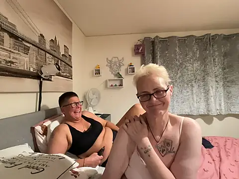 Curvy-Jinx stripchat live cam model