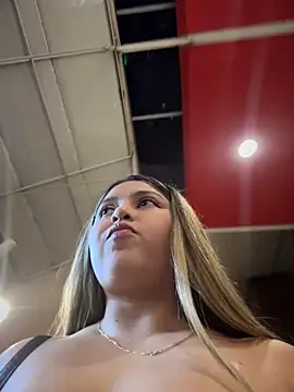 lunablossom_ stripchat live cam model
