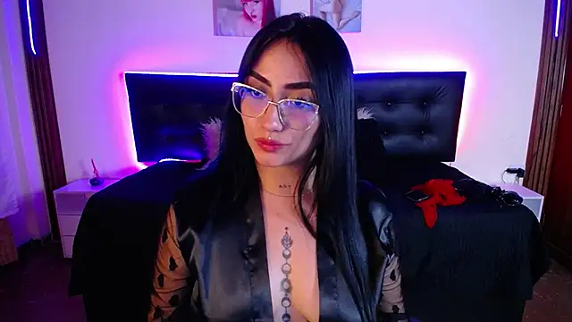 SeleneMore stripchat live cam model