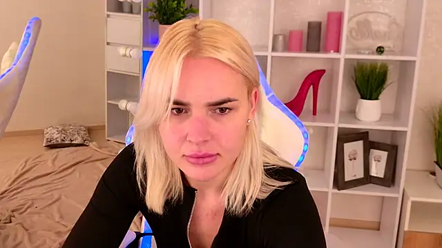 EmmiLive stripchat live cam model
