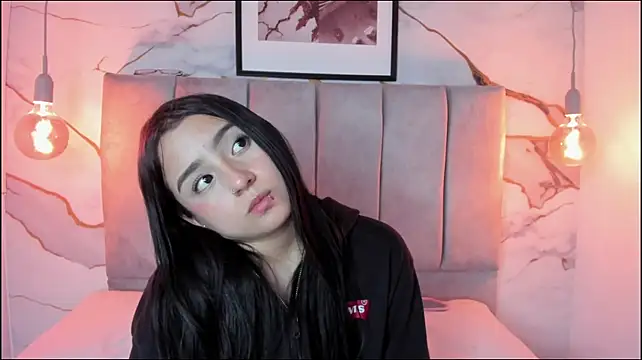 Leah_Brm stripchat live cam model