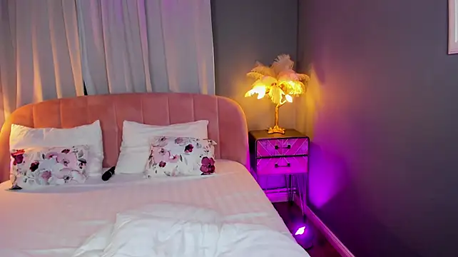 AmedeeaBanks stripchat live cam model