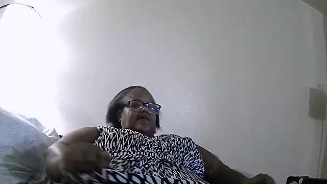 RobynOz stripchat live cam model