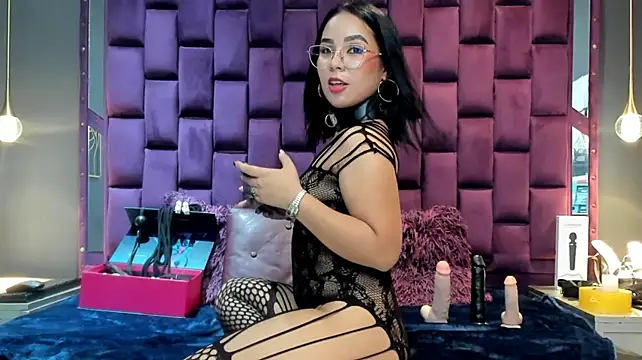 LunaSaez stripchat live cam model