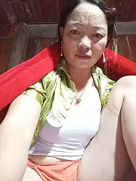 Yellow-pink stripchat live cam model