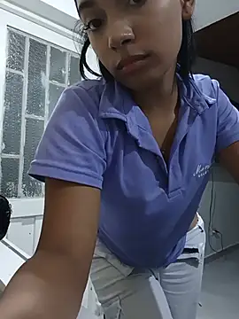 Leilaplus0s stripchat live cam model