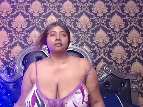 KiaraDiazz stripchat live cam model