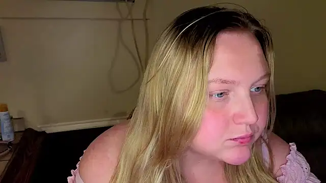 PhatAssBlond stripchat live cam model