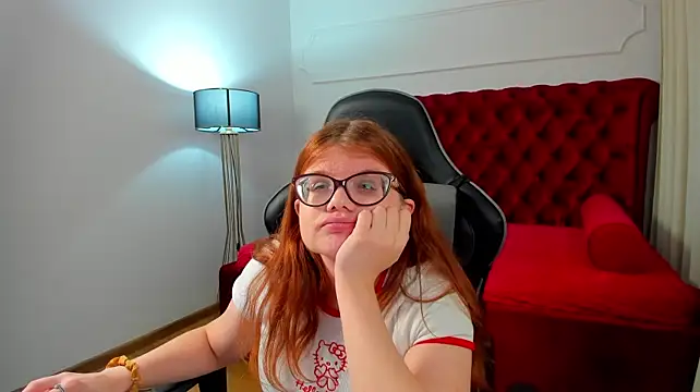 ChloeHalses stripchat live cam model