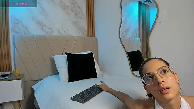 j_belle_ stripchat live cam model