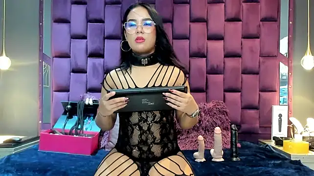 LunaSaez stripchat live cam model