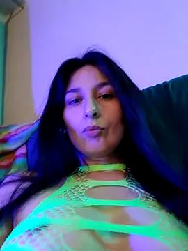 Bigyummmzul stripchat live cam model