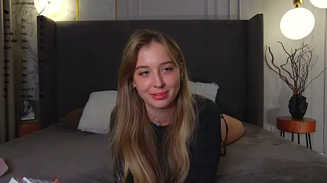 LoraineLuff stripchat live cam model