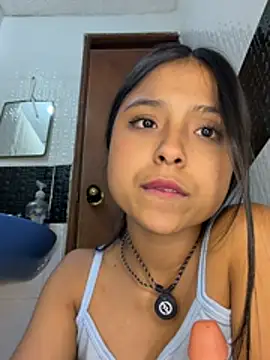 littlee_Lucy stripchat live cam model