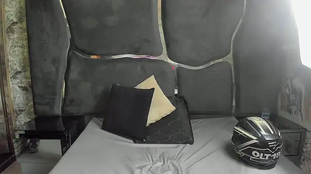 LexxyAndAres stripchat live cam model