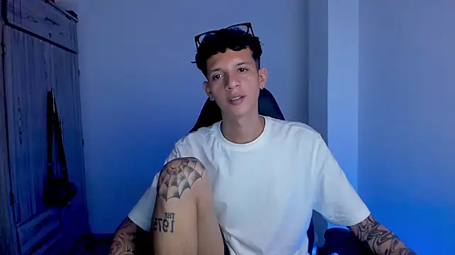 tylerrnova stripchat live cam model