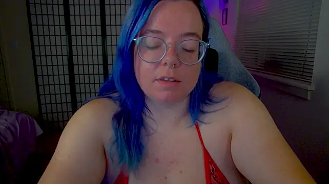 KiraSpitQueen stripchat live cam model