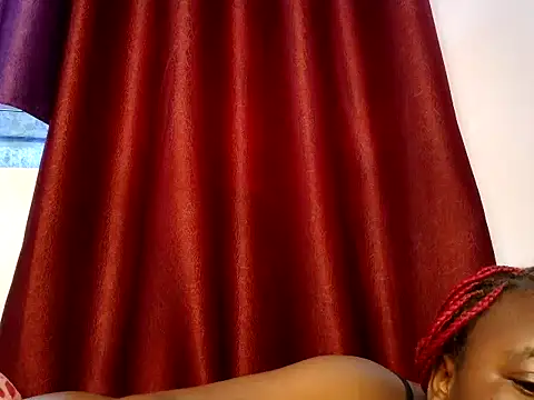 Curvyseli stripchat live cam model