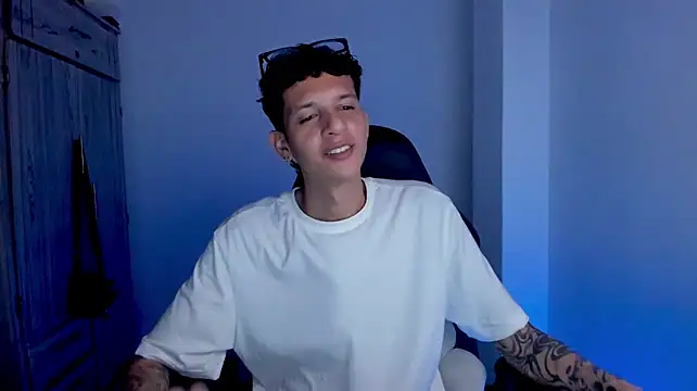 tylerrnova stripchat live cam model