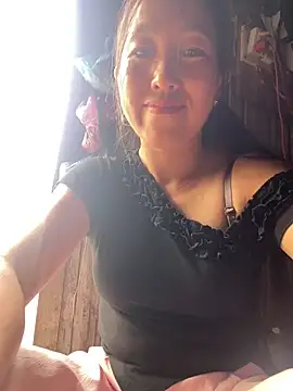 Huonglyna stripchat live cam model