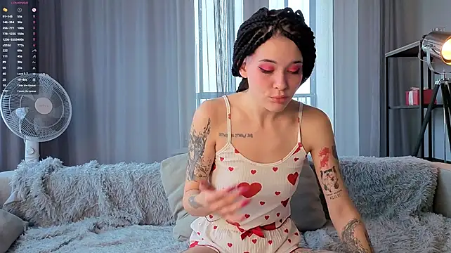 KeniaBibiloni stripchat live cam model