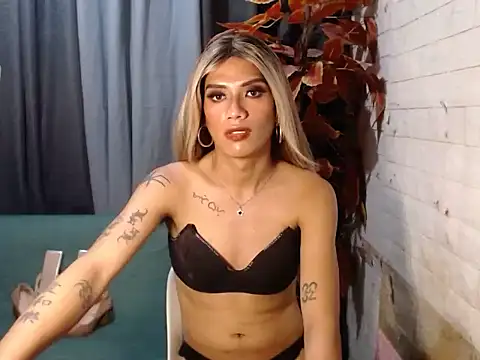 HugeCookLuna696 stripchat live cam model