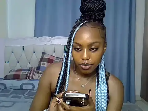 Petitedolliey stripchat live cam model