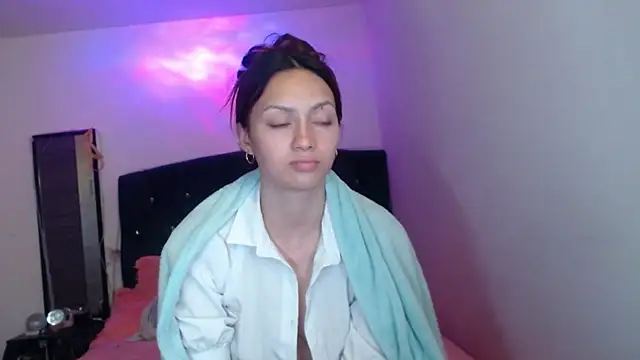 holy_juli stripchat live cam model