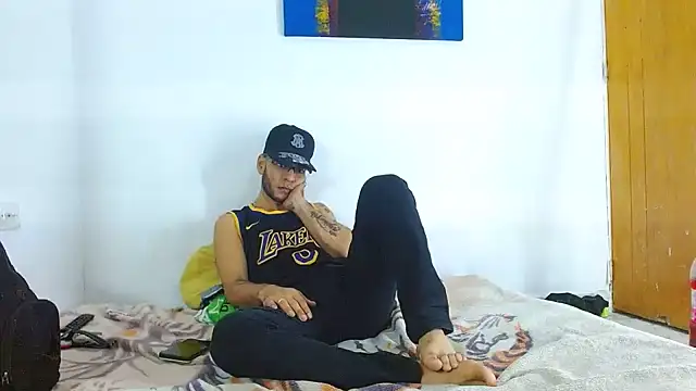 Alphamaster_92 stripchat live cam model
