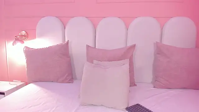 connie_ossaa stripchat live cam model