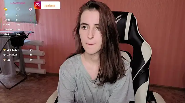 reaissss stripchat live cam model