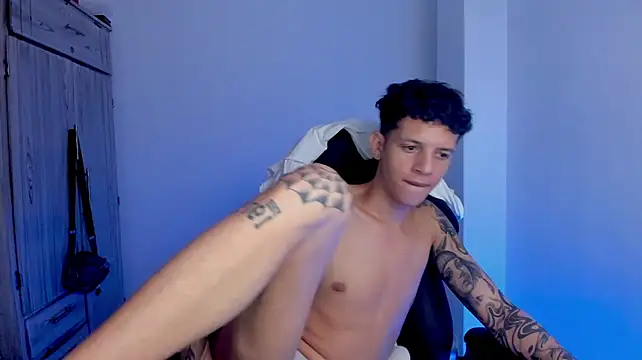tylerrnova stripchat live cam model