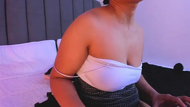 Naomi___x stripchat live cam model