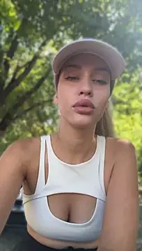 KikiWatson stripchat live cam model