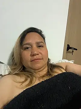 LauraReeves stripchat live cam model