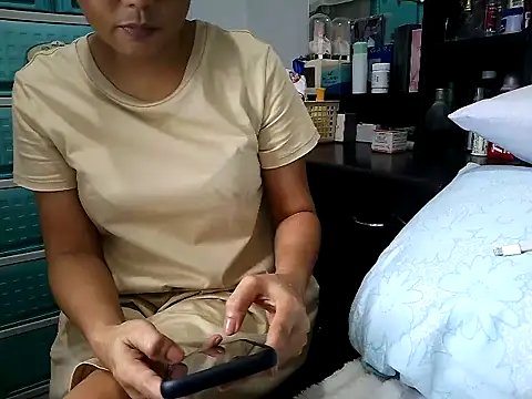 nhayasquirt stripchat live cam model
