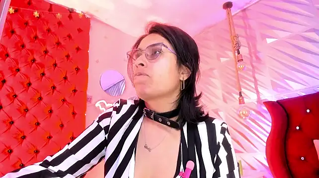 Roxanne_Han stripchat live cam model