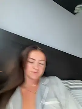 LolaSkyee stripchat live cam model