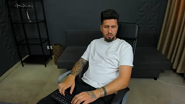 LoganStroud stripchat live cam model