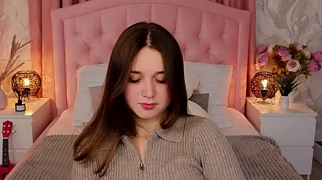 JulietteHembers stripchat live cam model