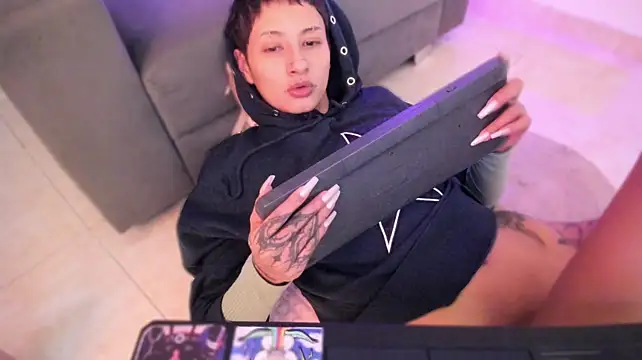xreeeeviz stripchat live cam model