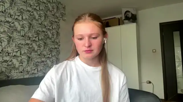LisFris stripchat live cam model