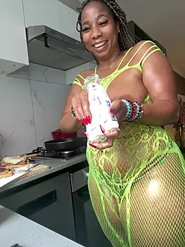CurvyDesire1 stripchat live cam model