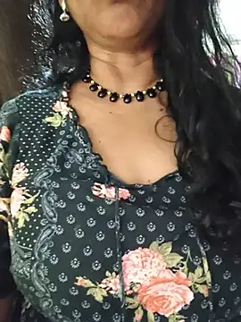 SRUTHI-8 stripchat live cam model