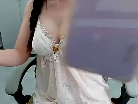 Lynka2k stripchat live cam model