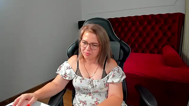 AdeleRavelle stripchat live cam model