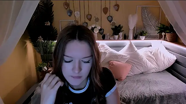 LeyaMoreauu stripchat live cam model