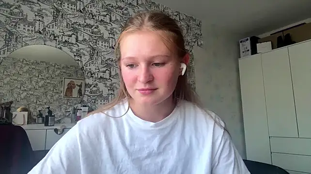 LisFris stripchat live cam model
