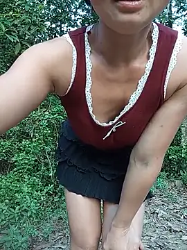 Tieuvy122 stripchat live cam model