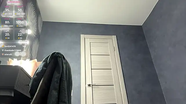 GoldenFrames stripchat live cam model